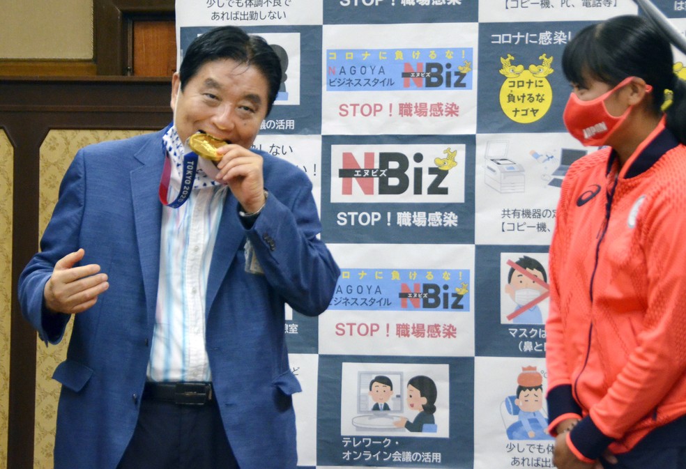 Tóquio 2020: Atleta japonesa vai receber uma nova medalha de ouro após a primeira ter sido mordida por prefeito